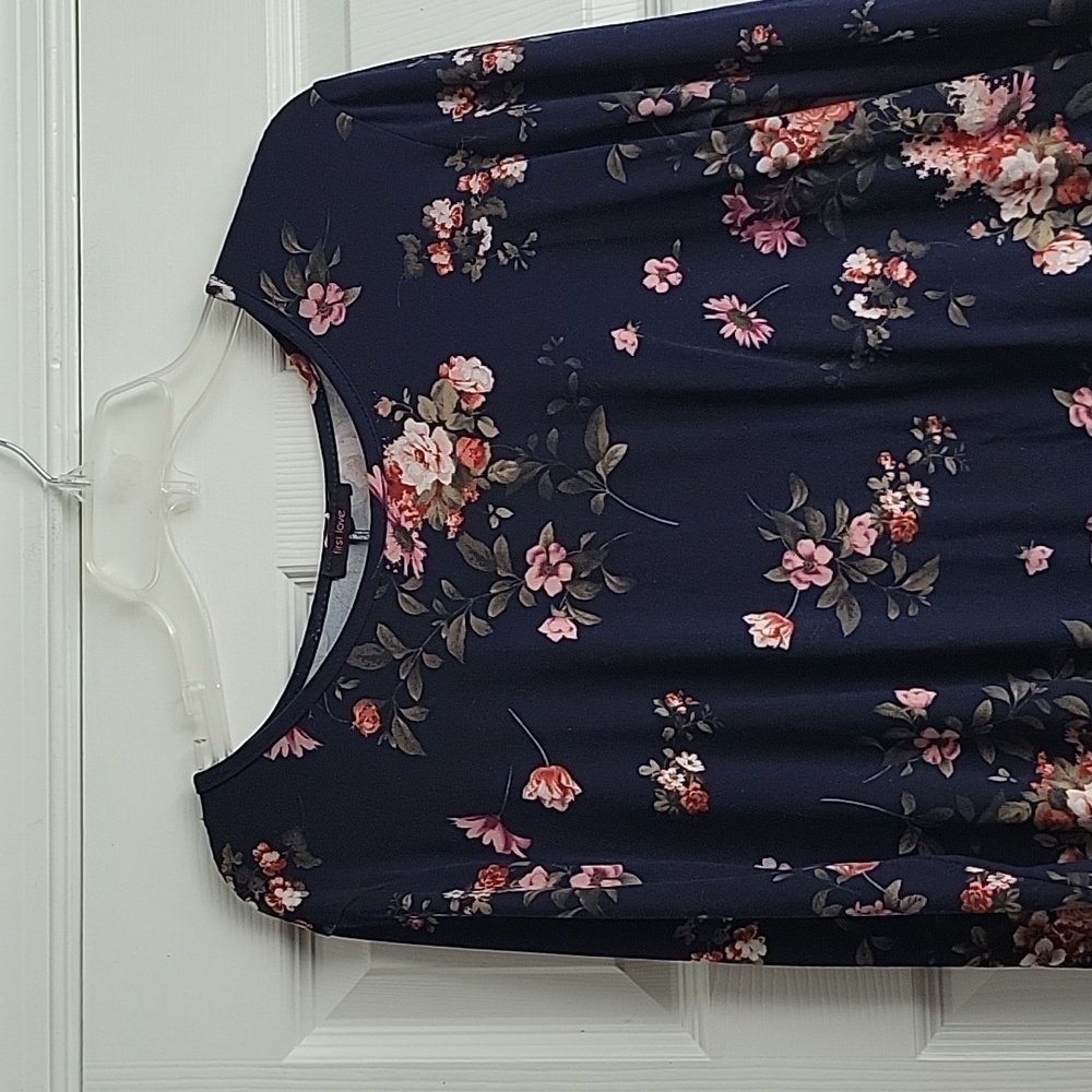 First Love Floral Top - Picture 3 of 9
